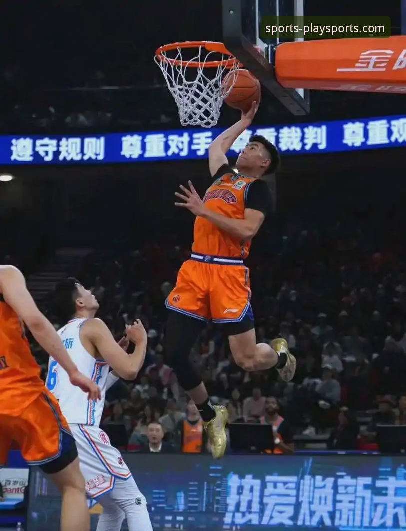 在线观看体育赛事 上海男篮豪取12连胜登顶CBA:一场团队篮球的深度解析